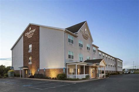 ELYRIA INN & SUITES .
